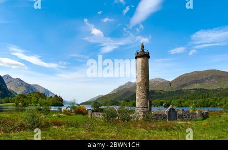 THE GLENFINNAN JACOBITE MONUMENT  LOCHABER HIGHLANDS SCOTLAND THE TOWER WITH LONE HIGHLANDER AND LOCH SHIEL SURROUNDED BY HILLS Stock Photo