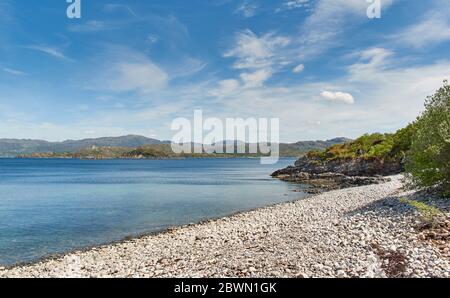 WEST COAST HIGHLANDS SCOTLAND LOCH AILORT A LARGE SEA LOCH AND A BEACH OF SMALL ROCKS AND STONES Stock Photo