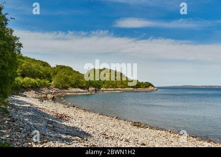 WEST COAST HIGHLANDS SCOTLAND LOCH AILORT A LARGE SEA LOCH AND A BEACH OF SMALL ROCKS Stock Photo
