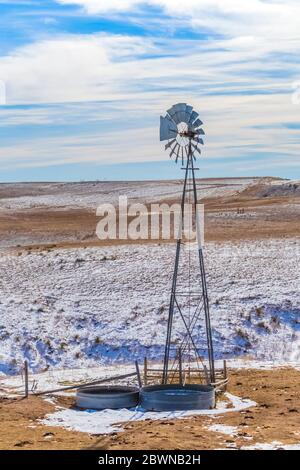 Windmill pumping water from the Ogallala Aquifer for cattle on the range in the sandhills of Nebraska, USA Stock Photo