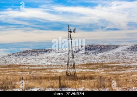 Windmill pumping water from the Ogallala Aquifer for cattle on the range in the sandhills of Nebraska, USA Stock Photo