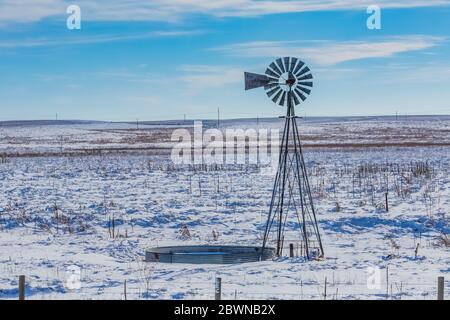 Windmill pumping water from the Ogallala Aquifer for cattle on the range in Nebraska, USA Stock Photo