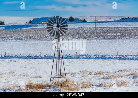 Windmill pumping water from the Ogallala Aquifer for cattle on the range in the sandhills of Nebraska, USA Stock Photo