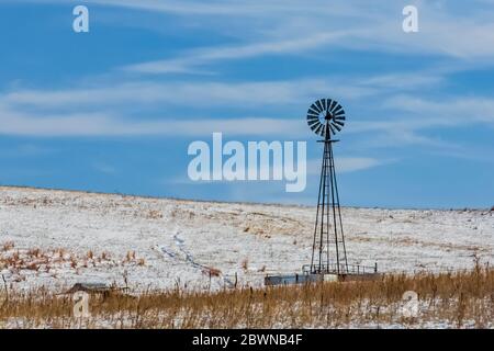 Windmill pumping water from the Ogallala Aquifer for cattle on the range in the sandhills of Nebraska, USA Stock Photo