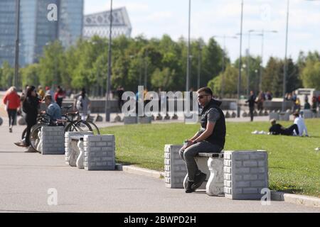 Saint-Petersburg, Russia. 22nd May, 2020. People enjoying as they rest at the premises of the closed park 300 years of Saint Petersburg as a measure to prevent coronavirus spread during the covid 19 crisis. Credit: Sergei Mikhailichenko/SOPA Images/ZUMA Wire/Alamy Live News Stock Photo