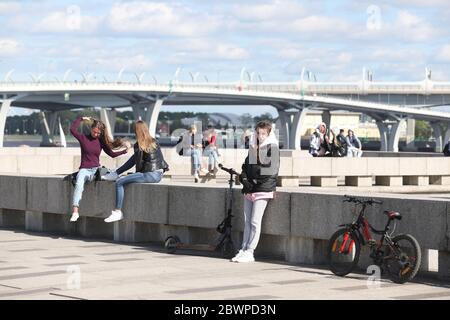 Saint-Petersburg, Russia. 22nd May, 2020. People enjoying as they rest at the premises of the closed park 300 years of Saint Petersburg as a measure to prevent coronavirus spread during the covid 19 crisis. Credit: Sergei Mikhailichenko/SOPA Images/ZUMA Wire/Alamy Live News Stock Photo