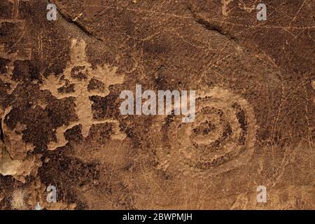 NM00420 00 NEW MEXICO Pecked petroglyphs and modern