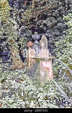 Graves on Highgate Cemetery, Graeber auf dem Friedhof in Highgate Stock Photo