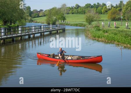 England, Oxfordshire, Shiplake, River Thames, canoe & cyclists Stock Photo