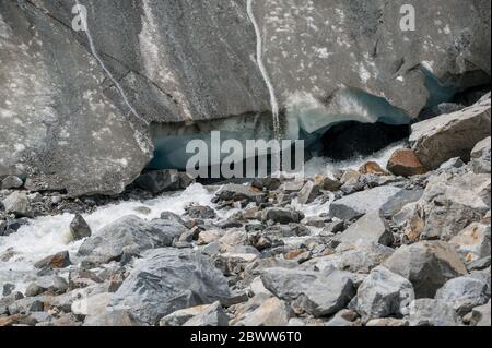 Gletscherzunge mit Schmelzwasser des Morteratschgletscher bei Pontresina im Frühling Stock Photo