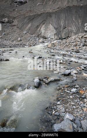 Gletscherzunge mit Schmelzwasser des Morteratschgletscher bei Pontresina im Frühling Stock Photo