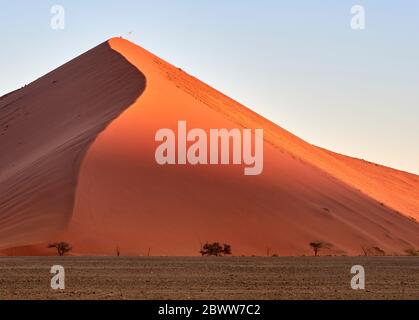 Sun shining on the red Dune 45, Sossusvlei, Namibia Stock Photo