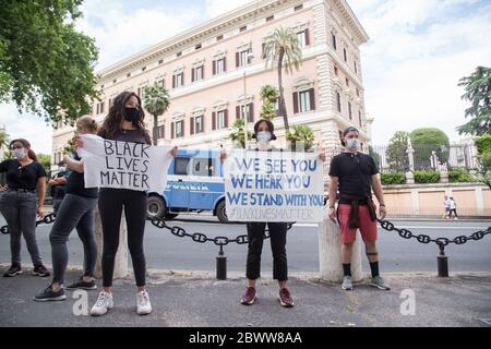 Roma, Italy. 02nd June, 2020. Sit-in in solidarity with George Floyd and all victims of racism in the United States, organized by a group of boys and American girls living in Rome. (Photo by Matteo Nardone/Pacific Press/Sipa USA) Credit: Sipa USA/Alamy Live News Stock Photo