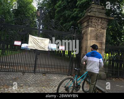 Glasgow, UK, 3rd June 2020. Memorial to George Floyd, the African-American man killed in Minneapolis, Minnesota, USA, by officers of the Minneapolis Police Department, written on hangs on the gates of Queen's Park in the Southside of Glasgow, Scotland, on 3 June 2020. Photo credit: Jeremy Sutton-Hibbert/Alamy Live News. Stock Photo