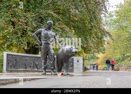 Statue of Wojtek the Bear in Princes Street Gardens Edinburgh Scotland. Stock Photo