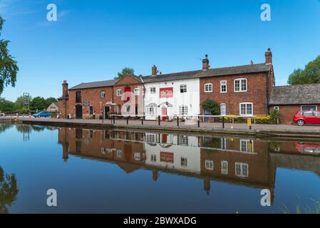 The Swan grade 2 listed pub at Fradley Junction in Staffordshire Stock Photo