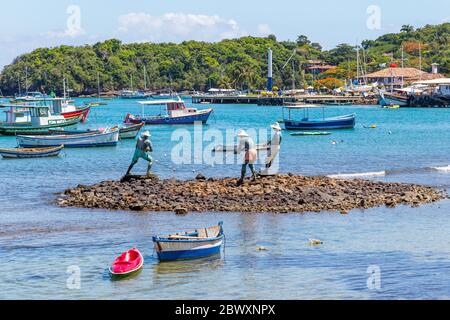 ARMAÇÃO DOS BUZIOS, RIO DE JANEIRO, BRAZIL. View of the bronze sculpture Three fishermen placed in the bay of Buzios. Stock Photo