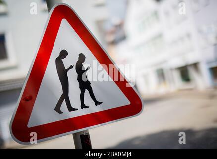 Reutlingen, Germany. 25th Apr, 2018. A sign warning against 'Smombies' beside a school. The made-up word is a mixture of 'Smartphone' and 'Zombie' and stands for people who walk across streets with their eyes glued to their phones. Credit: Christoph Schmidt/dpa | usage worldwide/dpa/Alamy Live News Stock Photo