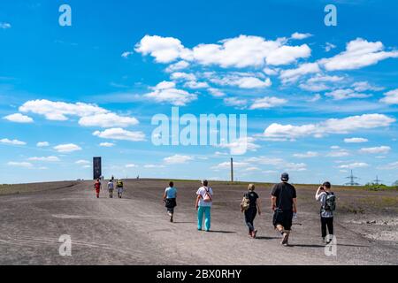 Wanderer, Spaziergänger, Skulptur von Richard Serra, Bramme für das Ruhrgebiet auf der Halde Schurenbach, Essen, Deutschland, Stock Photo