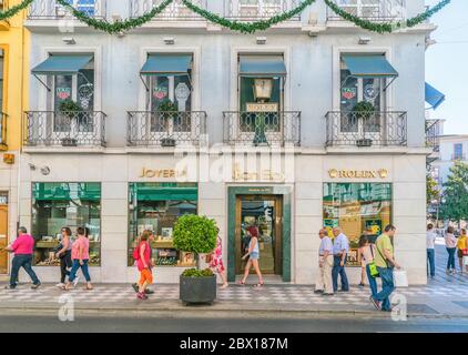 Granada, Spain, juli 1, 2017: Tourist and locals shopping in front of juwelery on Calle Reyes Catolicos Stock Photo