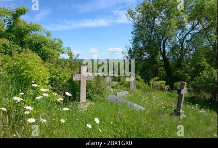 Boughton Monchelsea village, Kent, UK. St Peter's Church graveyard and the view over the Weald of Kent Stock Photo