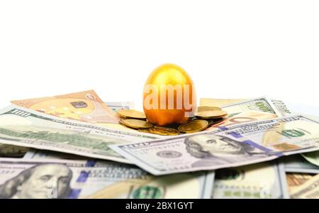 Golden eggs. A symbol of making money and successful investment on green  background Stock Photo - Alamy