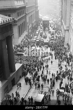 WALL STREET CRASH  Crowds gathering on Wall Street, New York, in October 1929 Stock Photo