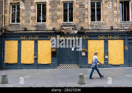 Edinburgh, Scotland, UK. 4 June 2020.  As Covid-19 lockdown relaxation continues in Scotland very few shops and businesses are open. Streets remain quiet and pubs and, with a few exceptions, bars and pubs are closed. Pictured; Closed and boarded up pubs in grass market in Old Town. Iain Masterton/Alamy Live News Stock Photo