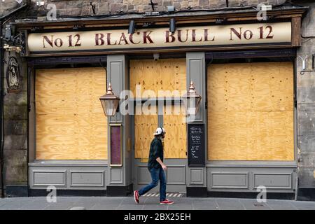 Edinburgh, Scotland, UK. 4 June 2020.  As Covid-19 lockdown relaxation continues in Scotland very few shops and businesses are open. Streets remain quiet and pubs and, with a few exceptions, bars and pubs are closed. Pictured; Closed and boarded up pubs in grass market in Old Town. Iain Masterton/Alamy Live News Stock Photo