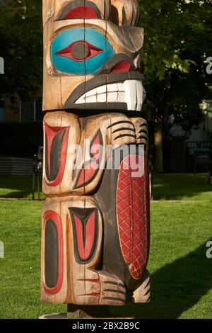 Colorful beaver carving on the new (2019) Coast Salish style Welcome Post outside the Vancouver School Board building, Vancouver, BC, Canada Stock Photo