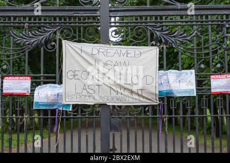 Glasgow, Scotland, UK. 4th June, 2020. A sign placed on the entrance gates of Queen's Park saying I Dreamed I Saw George Floyd Last Night, From Glasgow With Love. George Floyd died in police custody on 25th May in Minneapolis, Minnesota, USA. Credit: Skully/Alamy Live News Stock Photo