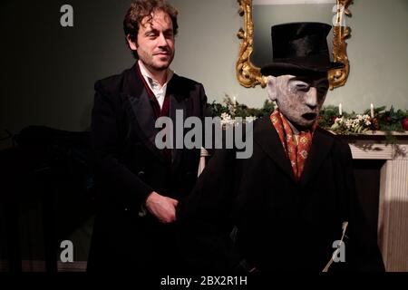 United Kingdom, City of London, writer Charles Dickens house, national museum, Dominic Gerrard actor telling tales such as Christmas Carol Stock Photo