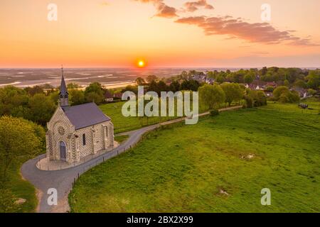 France, Somme (80), Baie de Somme, Saint-Valery-sur-Somme, dawn on Saint-Valery-sur-Somme with the sailors' chapel in the foreground Stock Photo