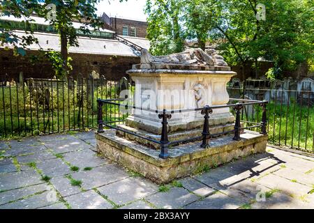 Monument to John Bunyan, author of Pilgrim's Process, Bunhill Fields Burial Ground, London, UK Stock Photo