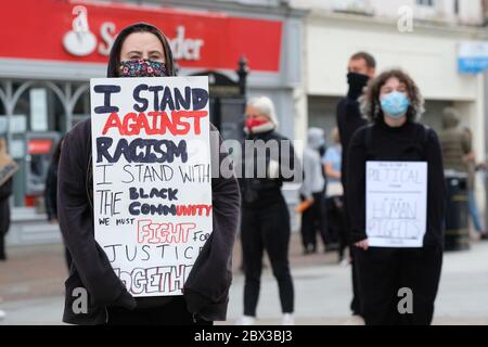 Hereford, Herefordshire, UK – Thursday 4th June 2020 – Protesters gather in Hereford as part of the Black Lives Matter ( BLM ) campaign in memory of George Floyd recently killed by Police officers in Minneapolis, Minnesota, USA.  The crowd size was estimated at approx 800 people. Photo Steven May / Alamy Live News