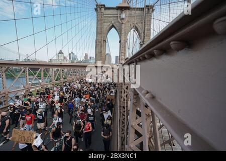 New York, NY, USA. 4th June, 2020. Protesters walk over the Brooklyn Bridge as during a demonstration over the death of George Floyd by a Minneapolis police officer on June 4, 2020 in New York. Credit: Bryan Smith/ZUMA Wire/Alamy Live News Stock Photo