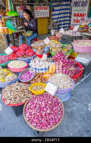 Onion, garlic and ginger roots, greengrocer, Cho Con, Con Market, Danang, Vietnam Stock Photo