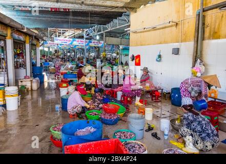 Women gutting fish, Cho Con, Con Market, Danang, Vietnam Stock Photo