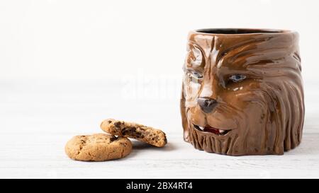 https://l450v.alamy.com/450v/2bx4rt4/self-made-chewbacca-mug-and-bitten-chocolate-chip-cookie-star-wars-home-cups-collection-unique-gift-ideas-2bx4rt4.jpg