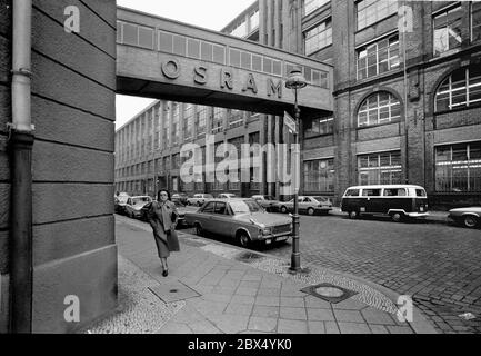 Berlin-Bezirke / Wedding / 1979 Osram factory in Oudenarder Strasse, one of the parent plants // Industry / History / History From 1893 onwards, filaments made of osmium and tungsten were produced here, OS and RAM. OSRAM was founded in 1919 by Siemens Halske, AEG and others to win back markets lost during the war. OSRAM was soon one of the largest manufacturers of incandescent lamps in the world.  From 1978 Siemens was the sole owner. At the end of the 80's, 3000 people were employed in Wedding. The various buildings were built over several decades by different architects. [automated Stock Photo