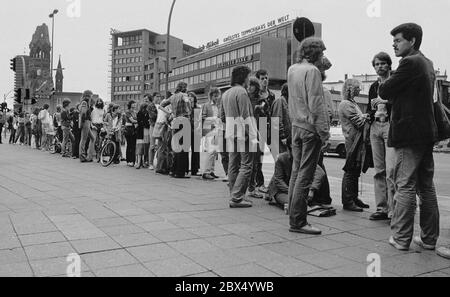 Berlin / Living / 1981 Housing shortage in West Berlin. Every Saturday long queues form in front of a newspaper kiosk at Bahnhof Zoo. People wait for the newspaper advertisements with offers of apartments, which arrive around 6 o'clock in the evening. Then it's time to make a quick phone call and make a contract even without viewing the apartment. // Construction / Social / [automated translation] Stock Photo