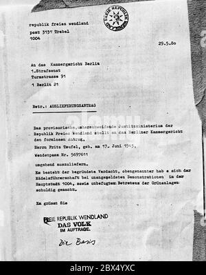 Germany / Atomic Technology / 1980Occupied village in Gorleben, Republic of Free Wendland. Demonstrators have occupied the area and live there. The final storage for highly radioactive nuclear waste is to be built here. Soon afterwards, the storage facility will be cleared, but even in 2002 there is still no final storage facility there. // Energy / 1980s / Atomic energy / Environment / Demonstration / Anti-nuclear energy / Political issues [automated translation] Stock Photo