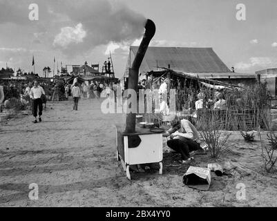 Germany / Atomic Technology / 1980Occupied village in Gorleben, Republic of Free Wendland. Demonstrators have occupied the area and live there. The final storage for highly radioactive nuclear waste is to be built here. Soon afterwards, the storage facility will be cleared, but even in 2002 there is still no final storage facility there. // Energy / 1980s / Atomic energy / Environment / Demonstration / Anti-nuclear energy / Political issues [automated translation] Stock Photo