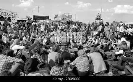 Germany / Atomic Technology / 1980Occupied village in Gorleben, Republic of Free Wendland. Demonstrators have occupied the area and live there. The final storage for highly radioactive nuclear waste is to be built here. Soon afterwards, the storage facility will be cleared, but even in 2002 there is still no final storage facility there. // Energy / 1980s / Atomic energy / Environment / Demonstration / Anti-nuclear energy / Political issues [automated translation] Stock Photo