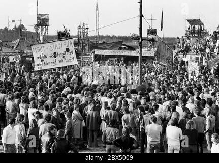 Germany / Atomic Technology / 1980Occupied village in Gorleben, Republic of Free Wendland. Demonstrators have occupied the area and live there. The final storage for highly radioactive nuclear waste is to be built here. Soon afterwards, the storage facility will be cleared, but even in 2002 there is still no final storage facility there. // Energy / 1980s / Atomic energy / Environment / Demonstration / Anti-nuclear energy / Political issues [automated translation] Stock Photo