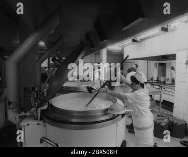 Berlin / Prenzlauer Berg / GDR / 3 / 1990 Prenzlauer Berg hospital, kitchen.   // Sick / GDR Social Welfare / *** Local Caption *** East Germany / Communist Germany / Health Hospital in Prenzlauer Berg, Quarter of East Berlin. [automated translation] Stock Photo