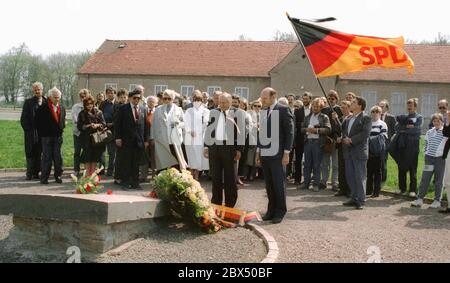 Thuringia / GDR / 1988 Approximation of the German states in small steps: The SPD-Berlin visits the Buchenwald concentration camp near Weimar. At the memorial for the victims. Walter Momper and Harry Ristock, Ditmar Staffelt holds the flag. There was a long wrangling about etiquette in the run-up to the visit: Is the SPD allowed to show flags on GDR soil? They were allowed to do so and Walter Momper laid a wreath at the memorial plaque for Ernst Thaelmann // History / Concentration Camp / Nazi / Ostpolitik / SPD / Parties / Federal States *** Local Caption *** History / Fascism / Germany / Stock Photo