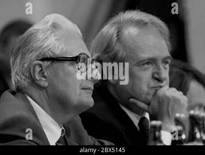 Germany / Parties / 8.9.1988 SPD federal party conference in Muenster. The women's quota is enforced for the SPD committees. Jochen Vogel, Johannes Rau // Women / Politics / *** Local Caption *** Party Congress in Muenster, Social Democrats Womens quote was decided. [automated translation] Stock Photo
