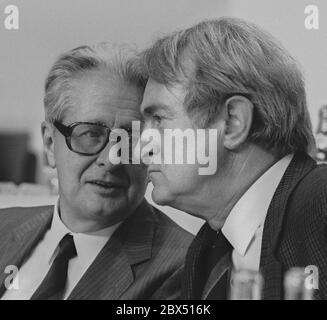 Germany / Parties / 8.9.1988 SPD federal party conference in Muenster. The women's quota is enforced for the SPD committees. Jochen Vogel, Johannes Rau // Women / Politics / *** Local Caption *** Party Congress in Muenster, Social Democrats Womens quote was decided. [automated translation] Stock Photo