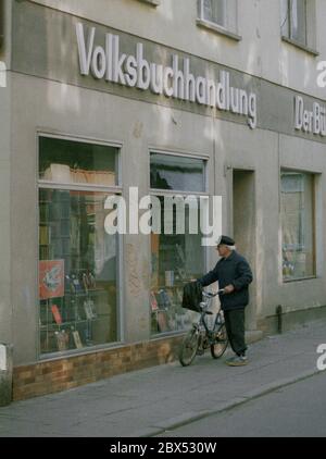 Saxony-Anhalt / GDR state / 1990 Naumburg, folk bookshop on the market // Book / Culture [automated translation] Stock Photo